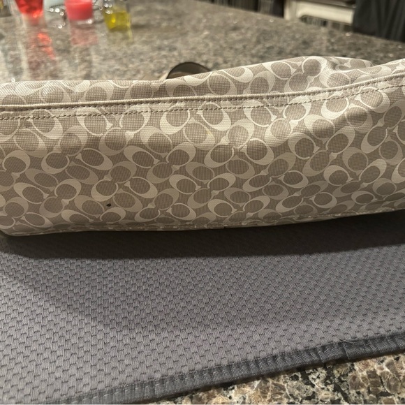 *** Make an Offer!! 
Coach Chelsea Bias signature tote bag - Picture 4 of 7